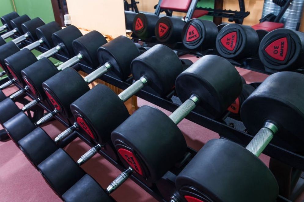 гантели и железо для тренажерного зала