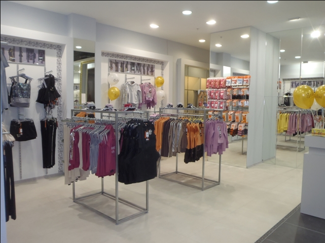торговое помещение магазина детской одежды
